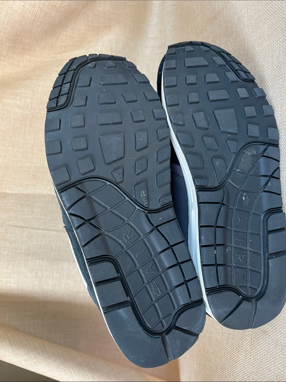 Nike Men's Black and White Low-Top Air Max Sneakers